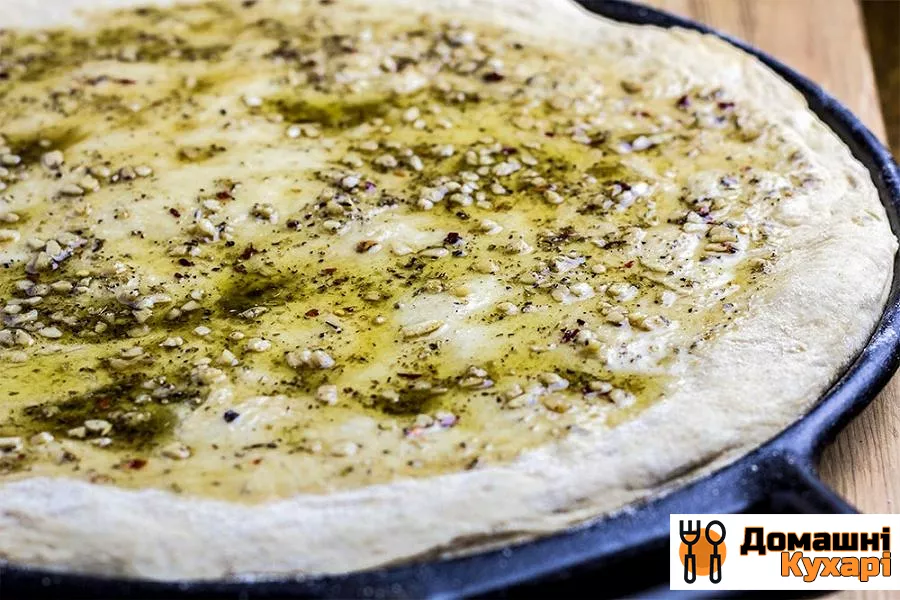 Сирна піца з часниковим маслом - фото крок 5