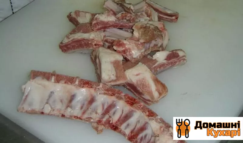 Свинячі реберця, тушковані з овочами - фото крок 1