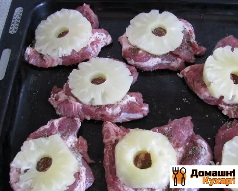 Свинина з ананасами в духовці - фото крок 2