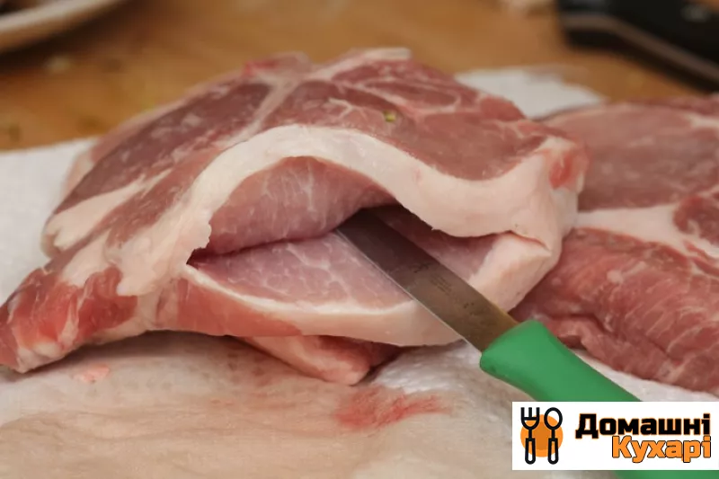 Свинина з грибами, запечена в духовці - фото крок 1