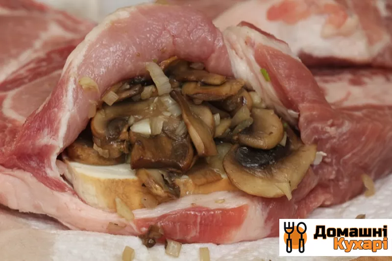 Свинина з грибами, запечена в духовці - фото крок 2