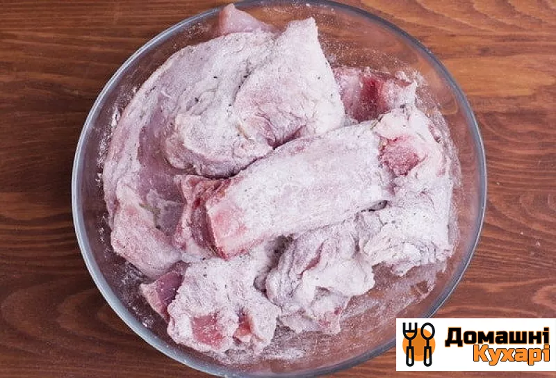 Свинина, тушкована з сушеними грибами - фото крок 3