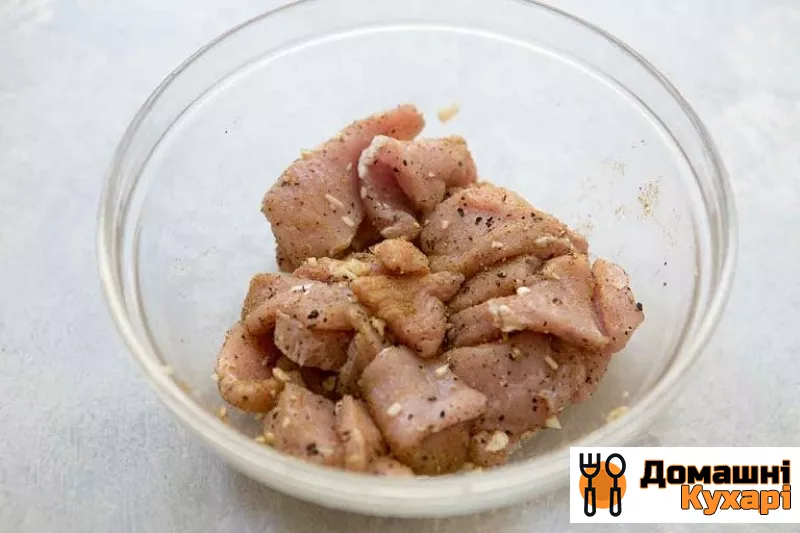 Свинина в соусі з локшиною - фото крок 1