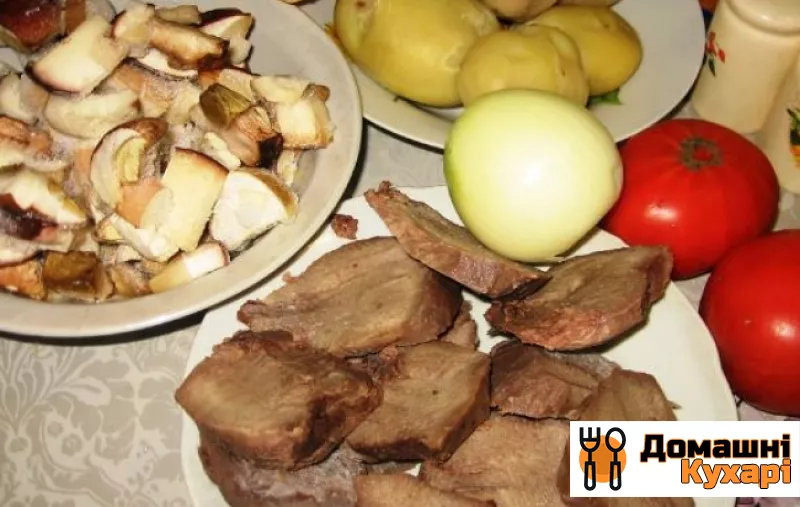 Свинина, запечена з грибами помідорами і сиром - фото крок 1